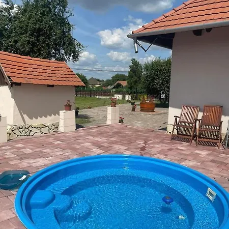 Tulipanos Vendeghaz Apartment